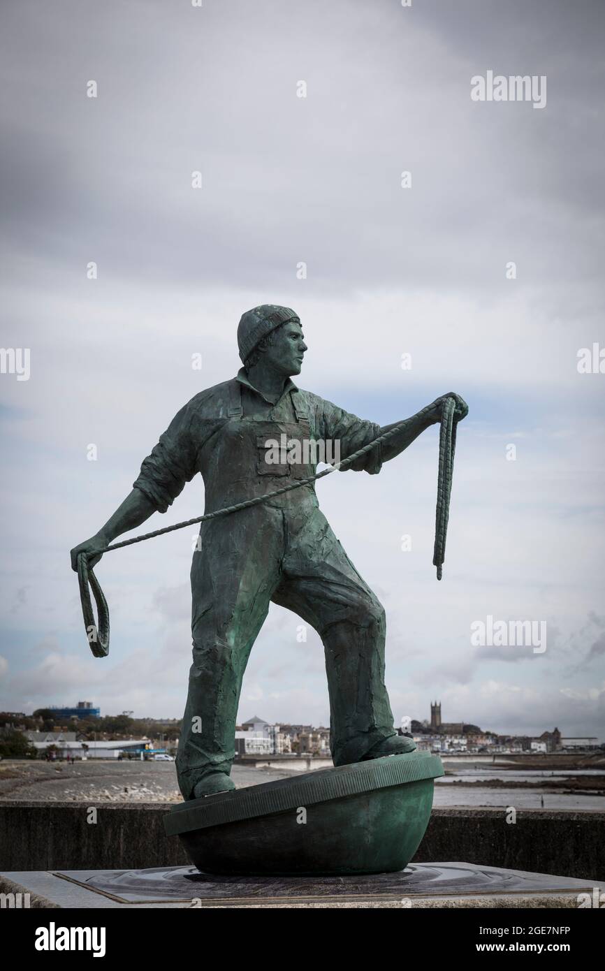 Bronze statue by the sea in Newlyn by local sculptor Tom Leaper,commemorates fisherman lost at sea. Stock Photo