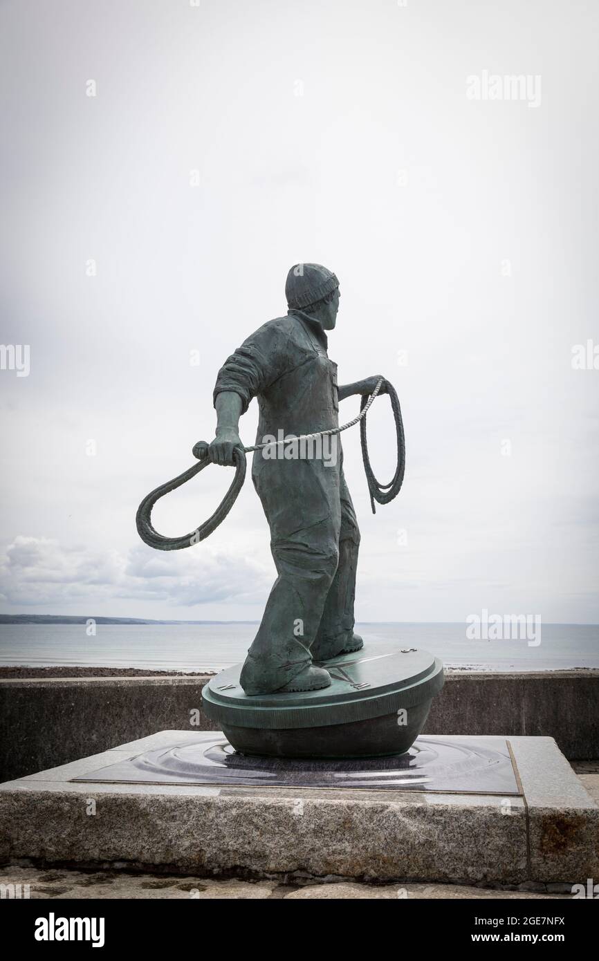 Bronze statue by the sea in Newlyn by local sculptor Tom Leaper,commemorates fisherman lost at sea. Stock Photo