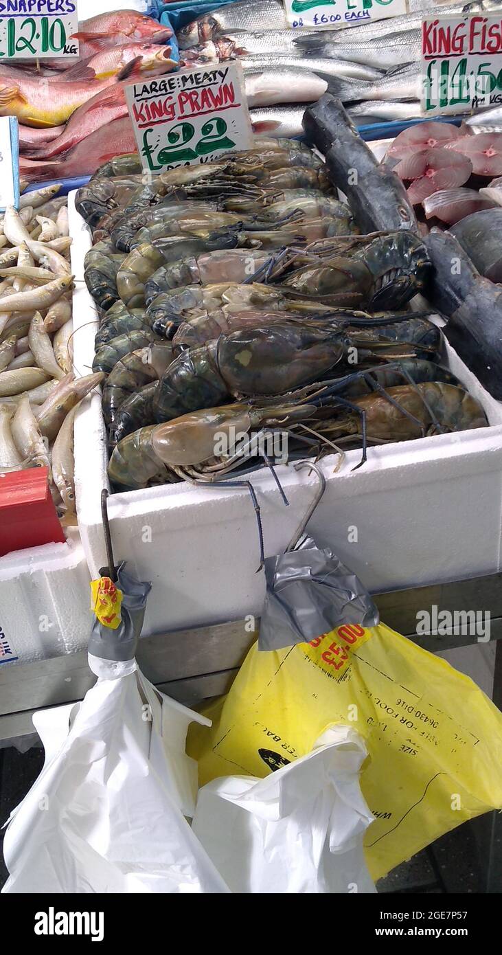 BOLTON. GREATER MANCHESTER. ENGLAND. 05-06-21. Ashnurner Street Market. King prawns for sale on a fishmonger stall. Stock Photo