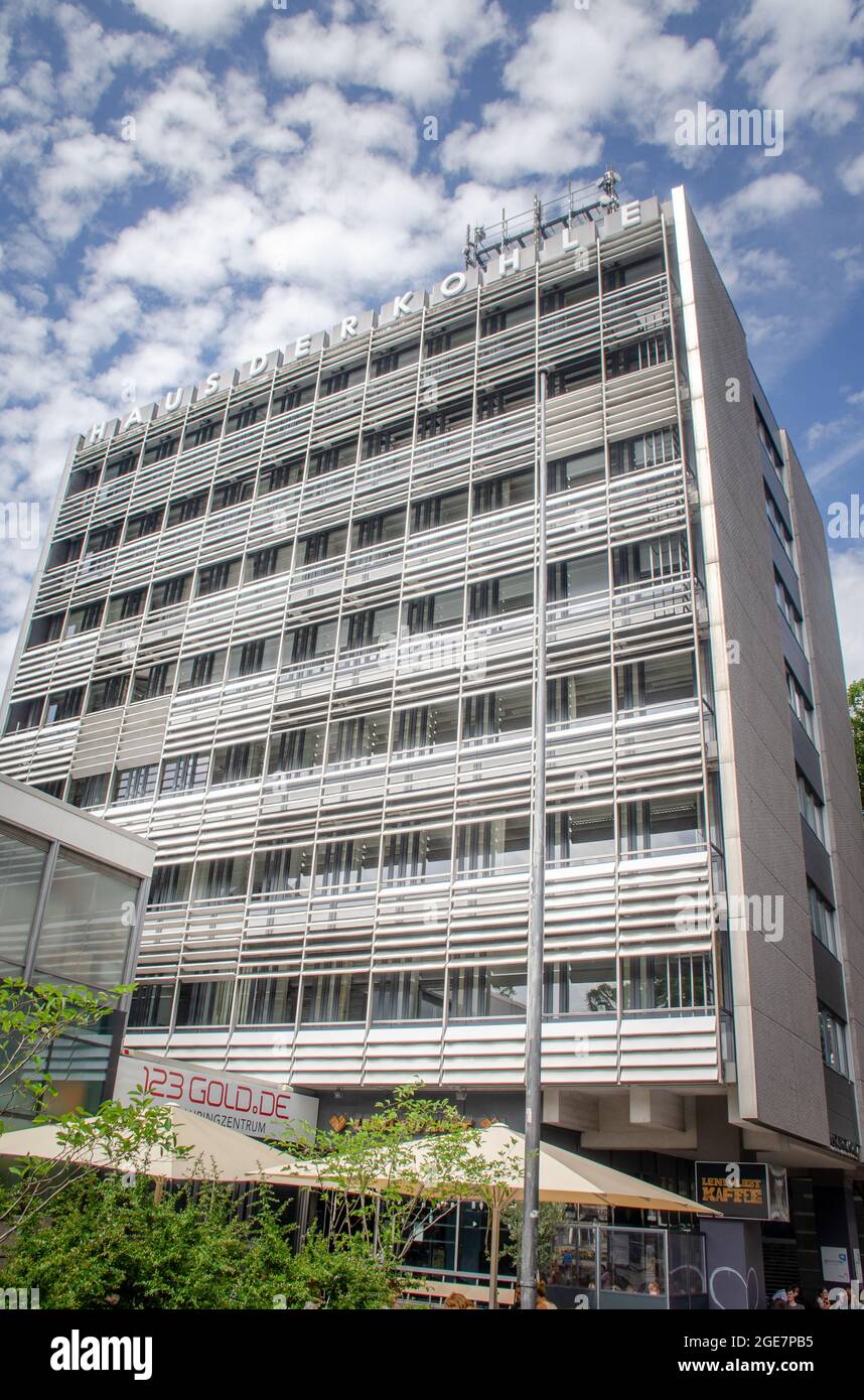 Aachen-Das Haus der Kohle wurde 1964 vom Architekten Siegfried Reitz erbaut. Es zählt zu den wenigen „qualitätsvollen“ Bauten der 60er Jahr Stock Photo
