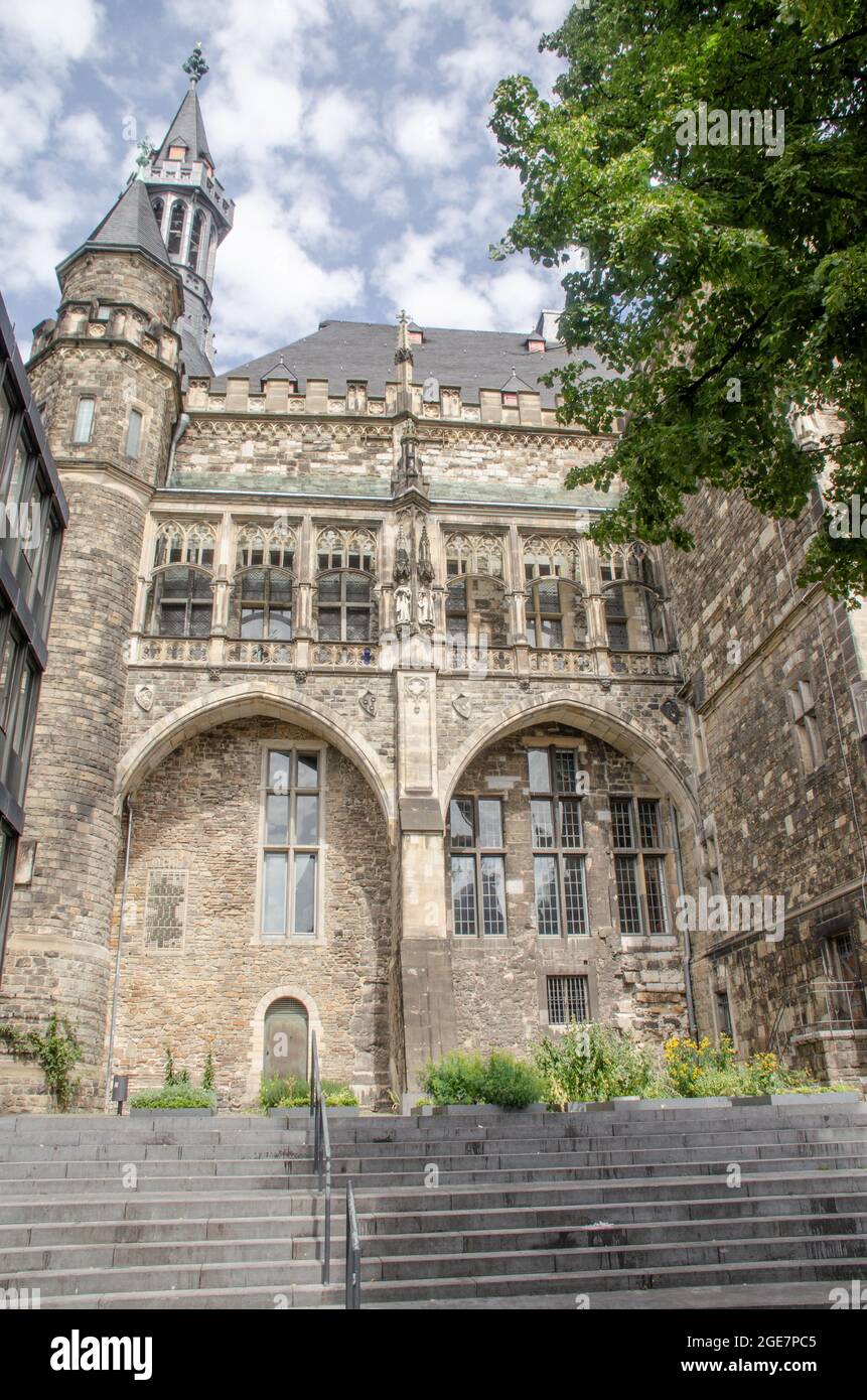 Aachen- Das gotische Aachener Rathaus ist neben dem Dom das markanteste Bauwerk im historischen Stadtkern von Aachen Stock Photo