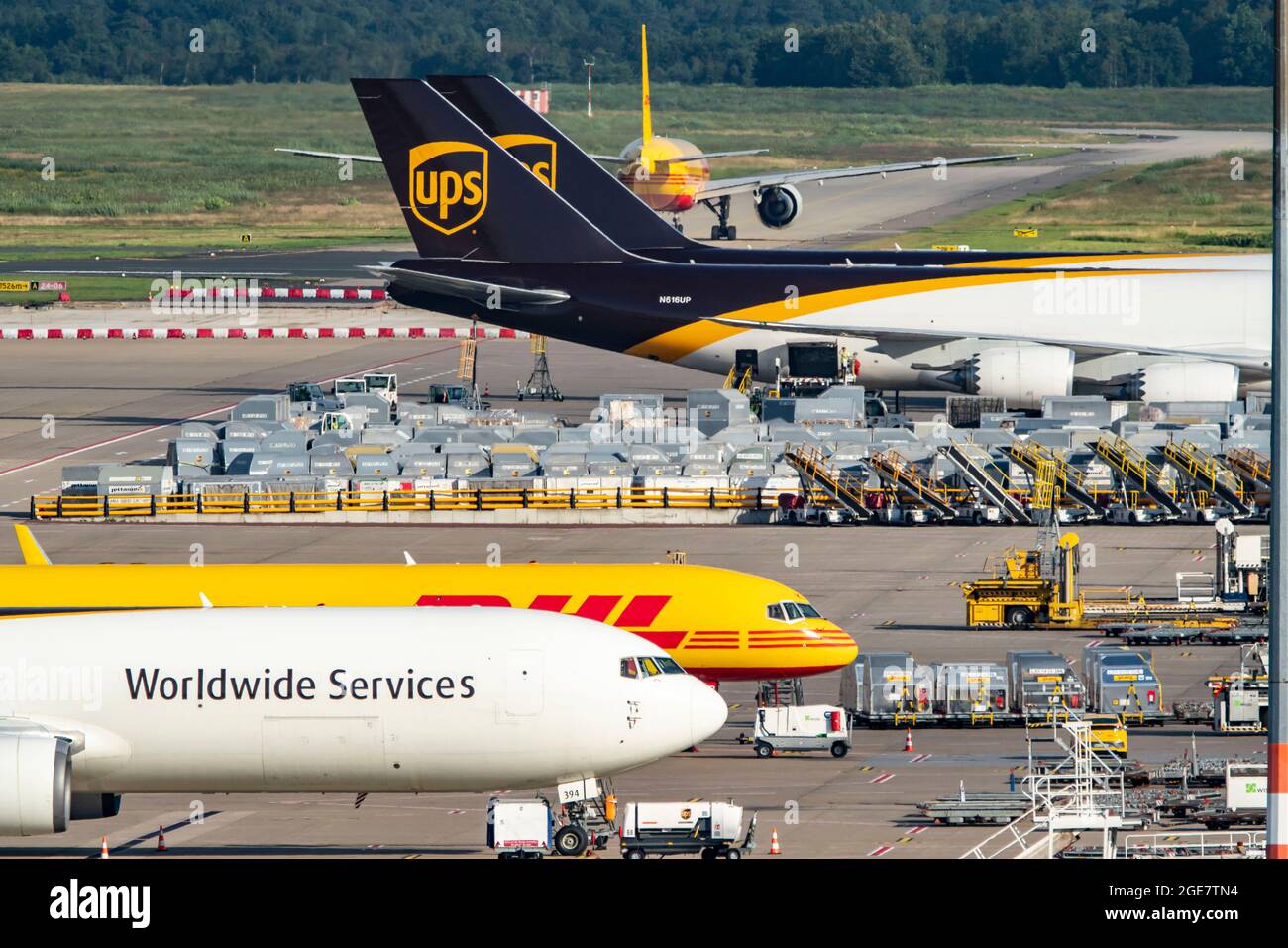 Flughafen Köln-Bonn, CGN, NRW, Deutschland, Flughafen Köln-Bonn, CGN, Frachtflugzeuge stehen vor dem Luftfrachtzentrum, werden be- und entladen, DHL B Stock Photo