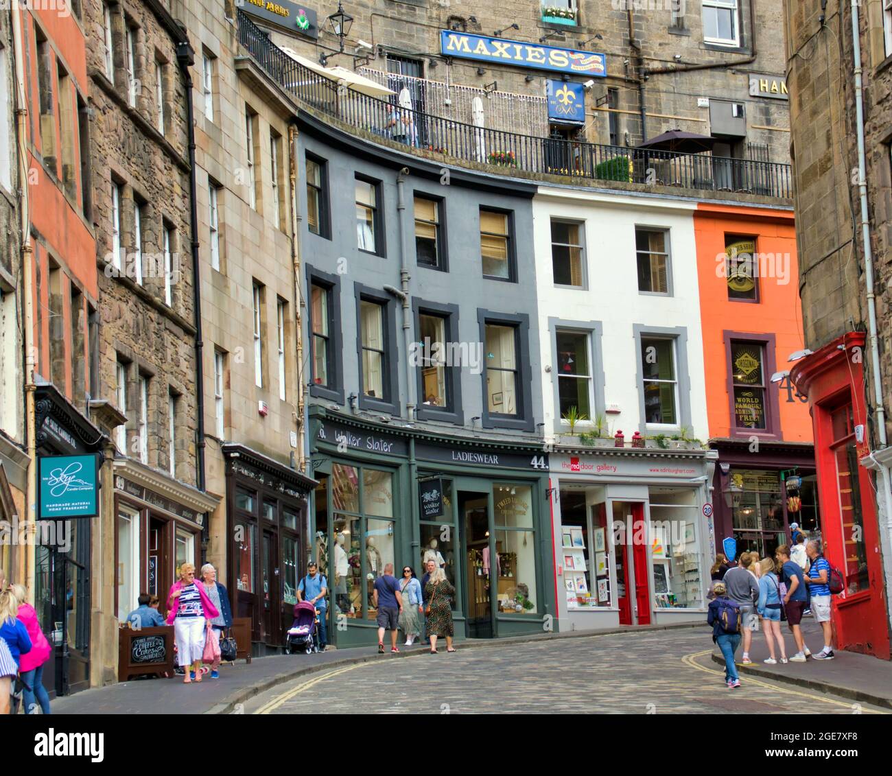 Edinburgh, Scotland, 17th  August, 2021. UK  Weather:  Victoria street, Sunny day saw Festival Fringe street return as   happy locals and tourists enjoy sitting in the sun and a little humour and fun  in the city . Credit Gerard Ferry/Alamy Live News Stock Photo