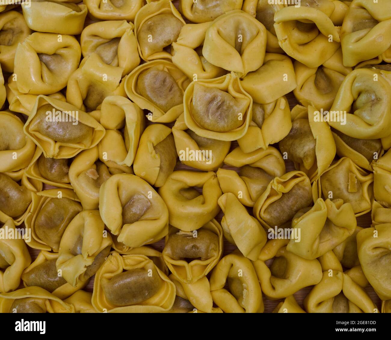 Food, Deutschland, Tortellini Nudeln liegen flach ausgebreitet, von Oben fotografiert. Stock Photo