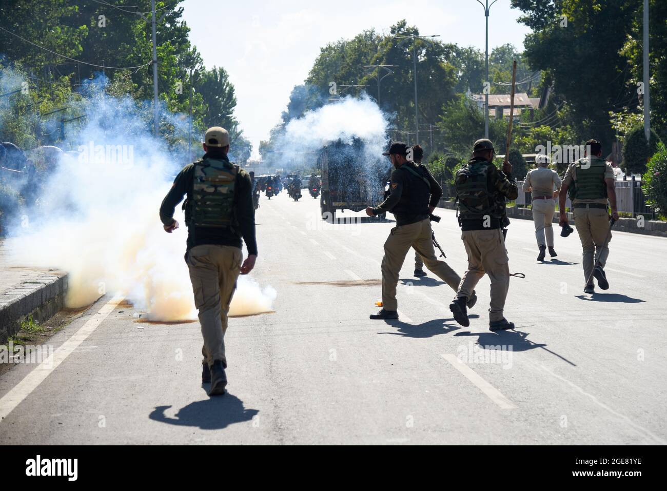 Srinagar, India. 17th Aug, 2021. Indian police force fire tear smoke canisters towards Shia Muslim mourners during the Muharram procession. Government forces resorted to pellet firing, heavy tear gas shelling, baton charge and aerial firing against Shia Muslims as they defied restrictions amid pro-freedom sloganeering to take out the 8th Muharram procession in Srinagar. Meanwhile scores of media persons including photojournalists were thrashed by the police forces who were performing professional duties. (Photo by Idrees Abbas/SOPA Images/Sipa USA) Credit: Sipa USA/Alamy Live News Stock Photo