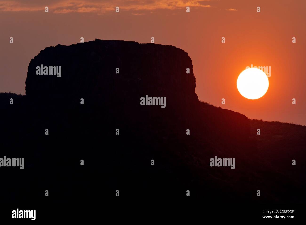 Silhouette of Castle Rock at sunrise - South Table Mountain - Golden, Colorado, USA Stock Photo