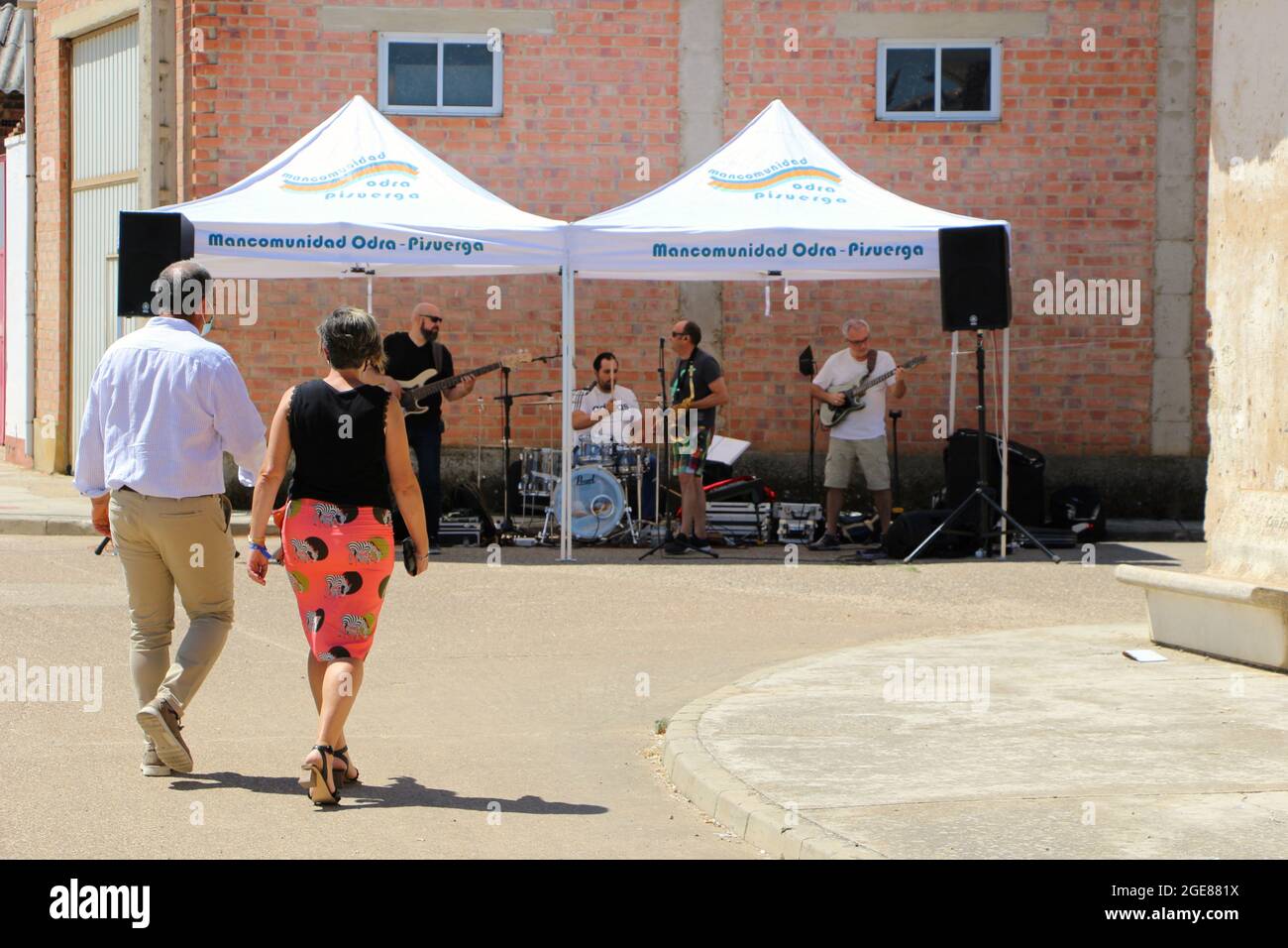 Willson y Willsonetis tribute band for Fito y Fitipaldis performing at the swimming pool and fronton court in Lantadilla Palencia Spain August 2021 Stock Photo