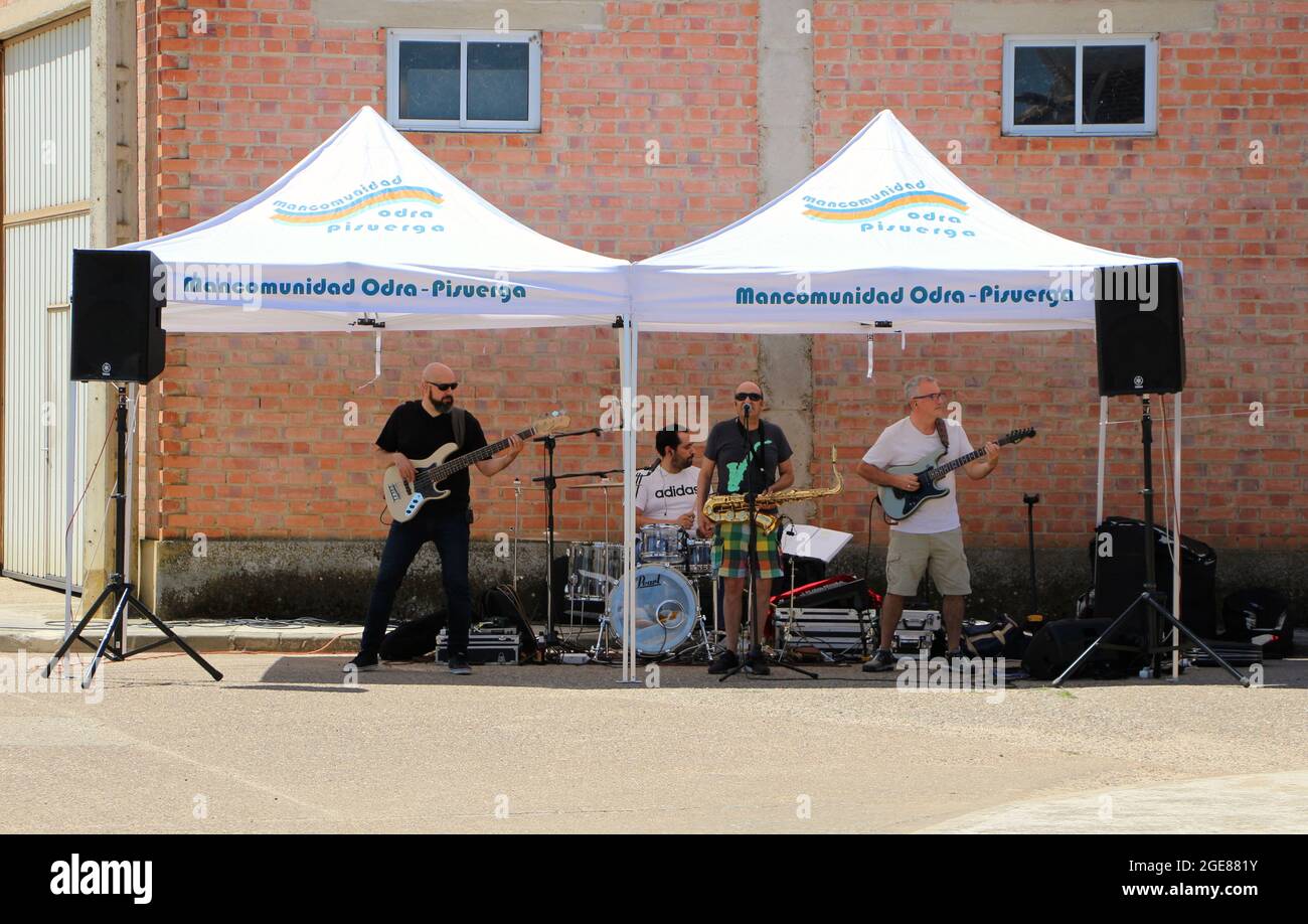 Willson y Willsonetis tribute band for Fito y Fitipaldis performing at the swimming pool and fronton court in Lantadilla Palencia Spain August 2021 Stock Photo