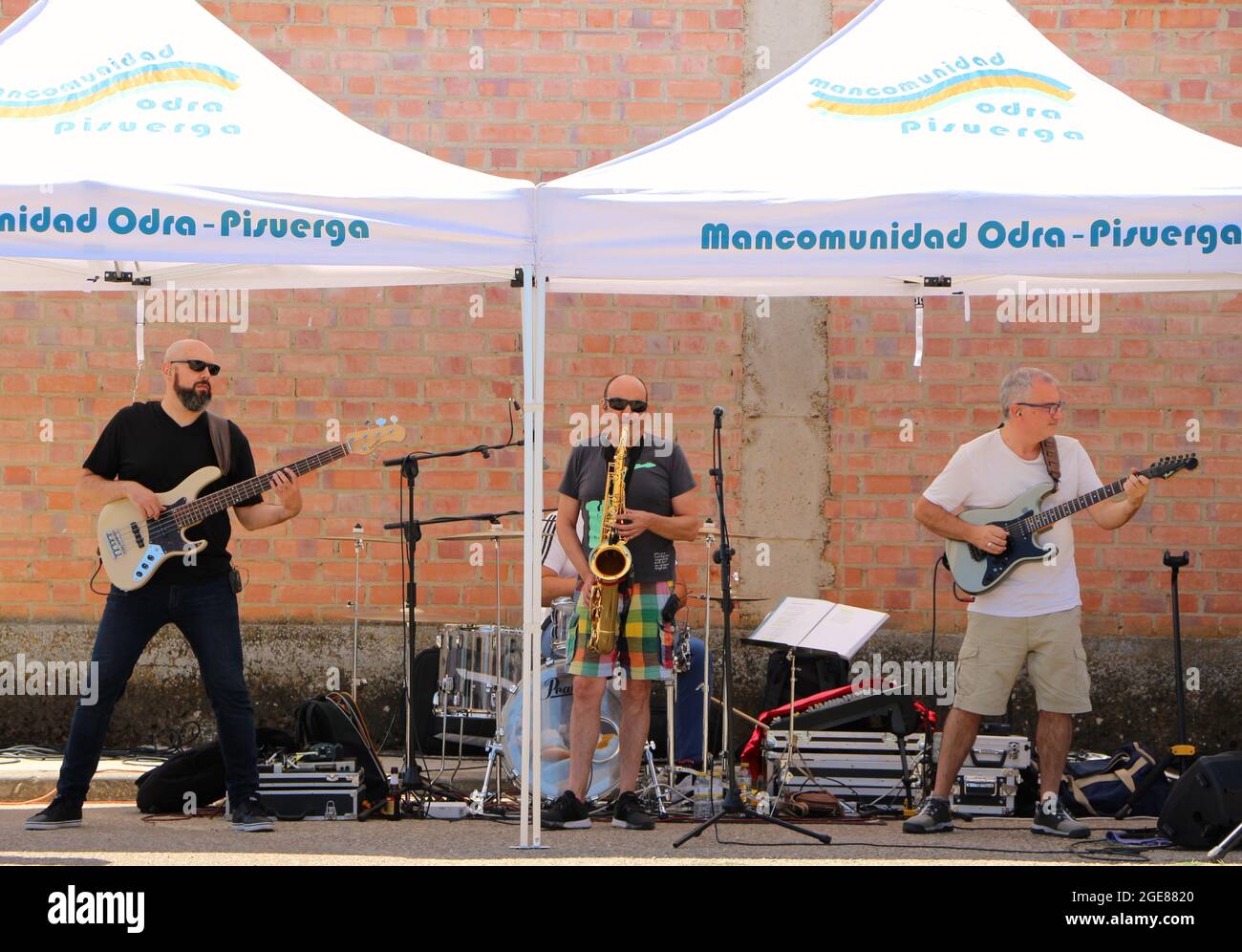 Willson y Willsonetis tribute band for Fito y Fitipaldis performing at the swimming pool and fronton court in Lantadilla Palencia Spain August 2021 Stock Photo
