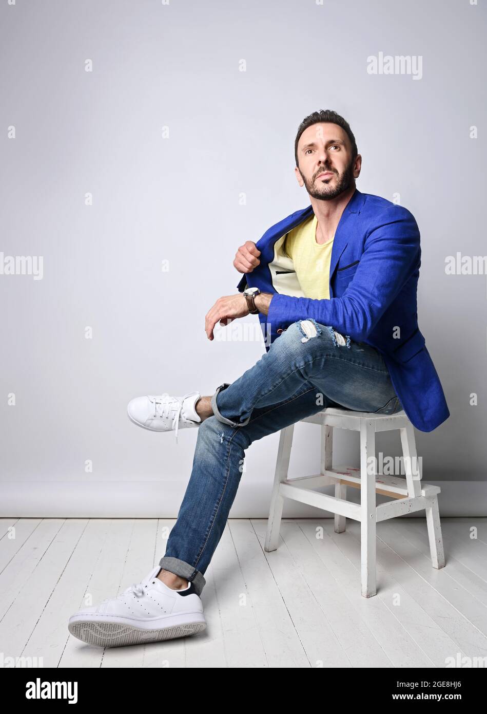Crossed legs wearing blue jeans hi-res stock photography and images - Alamy