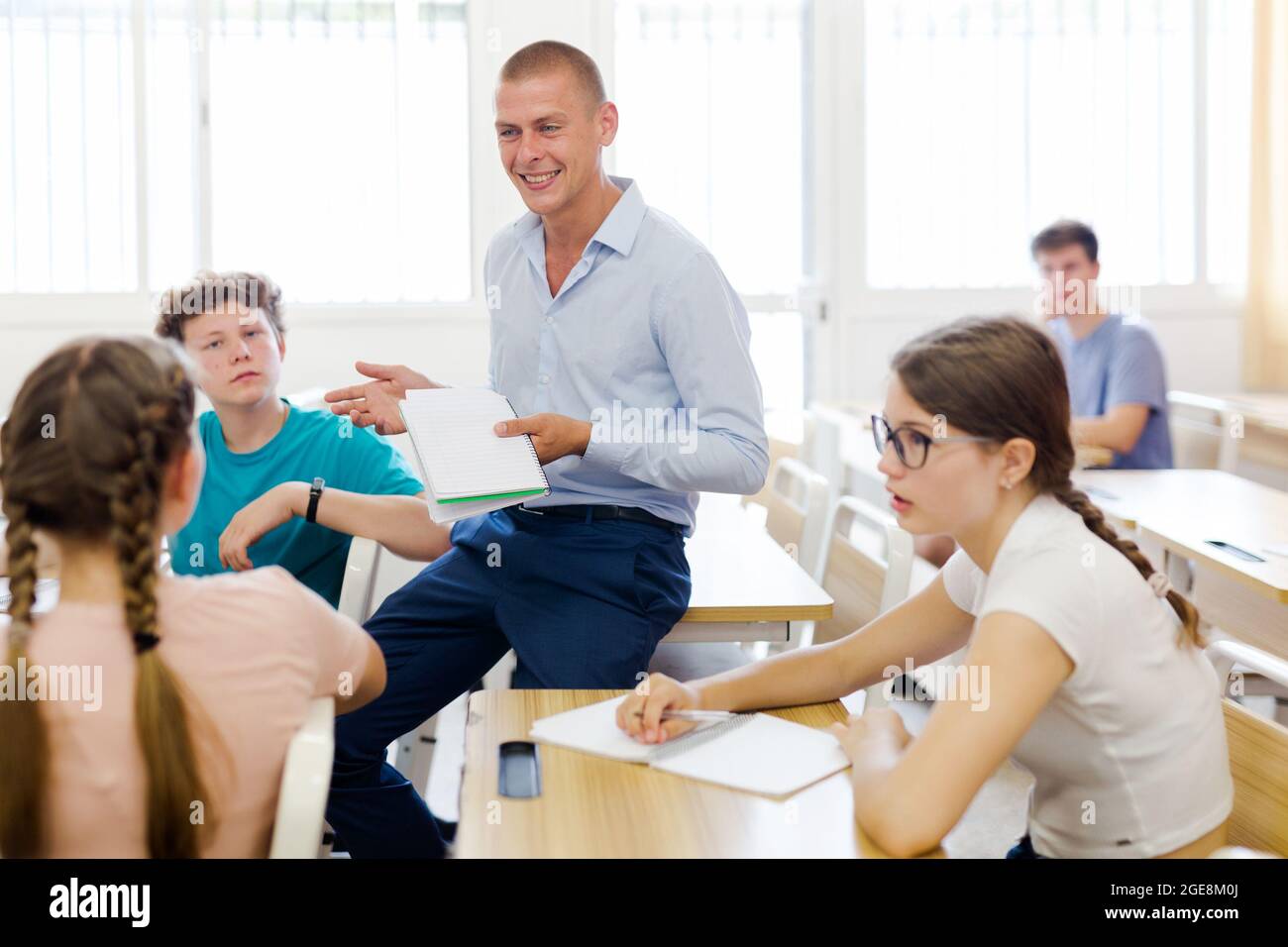 Classroom teenagers activities hi-res stock photography and images - Alamy