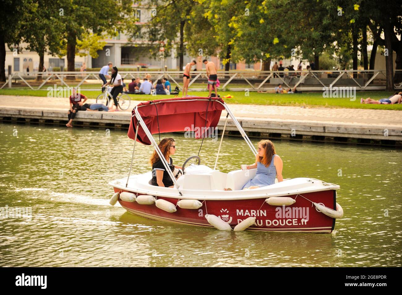 FRANCE, PARIS (75) 19TH ARRONDISSEMENT, PARK LA VILLETTE, MARIN D'EAU  DOUCE, ELECTRIC BOAT TO RENT ON THE CANAL DE L'OURCQ Stock Photo - Alamy