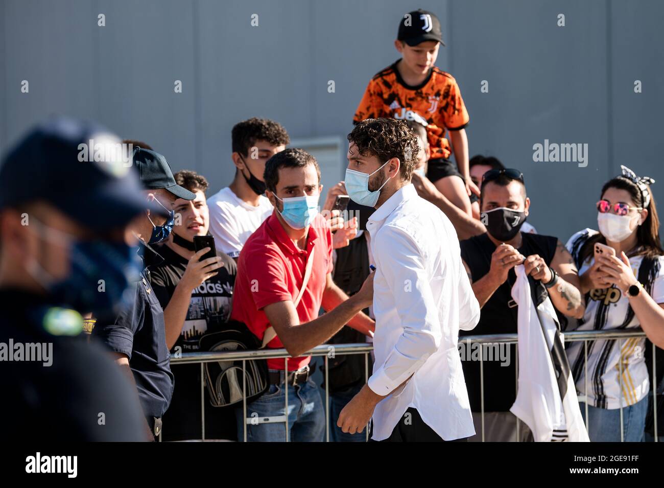 Turin, Italy. 18 August 2021. Juventus FC new signing Manuel Locatelli is welcomed by fans prior to undergoing medical check. Credit: Nicolò Campo/Alamy Live News Stock Photo