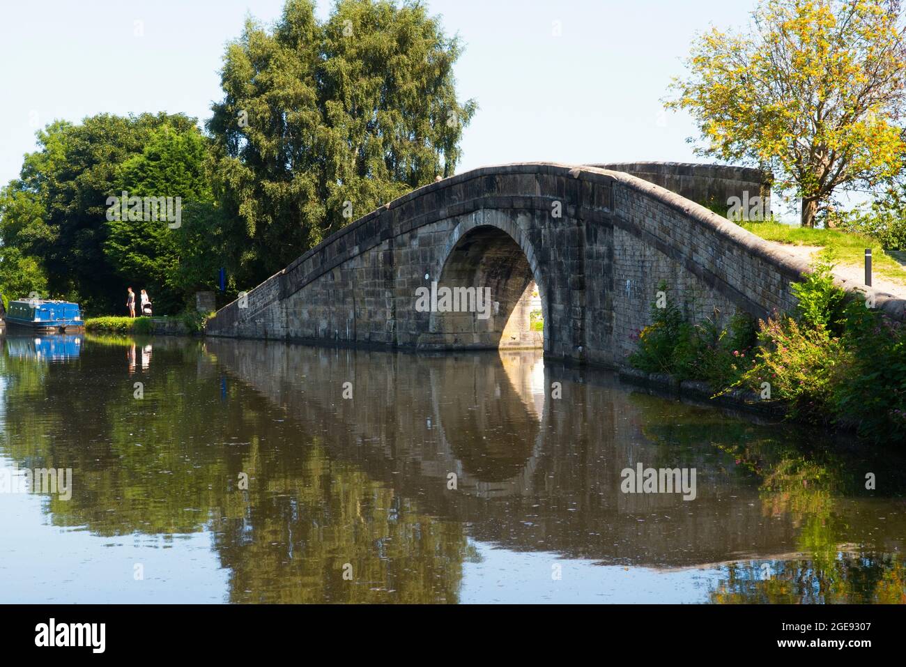 Bridge at the turning down to the Rufford arm on the Leeds & Liverpool canal Stock Photo