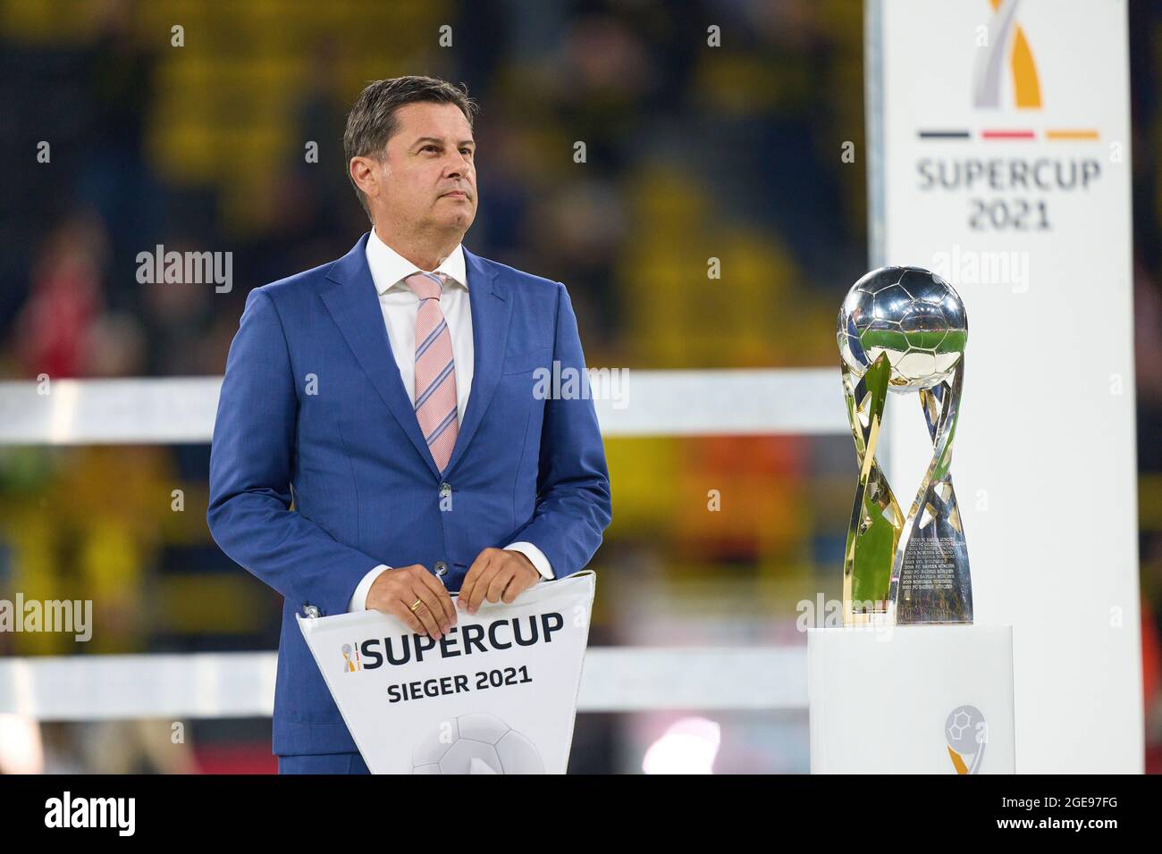 Christian SEIFERT, CEO, managing director DFL Deutsche Fußball Liga GmbH, DFL board member, with trophy in the Final DFL Super Cup match BORUSSIA DORTMUND - FC BAYERN MÜNCHEN 1-3 on August 17, 2021 in Dortmund, Germany  Season 2020/2021, BVB, Muenchen, Munich, Bavaria © Peter Schatz / Alamy Live News    - DFL REGULATIONS PROHIBIT ANY USE OF PHOTOGRAPHS as IMAGE SEQUENCES and/or QUASI-VIDEO - Stock Photo