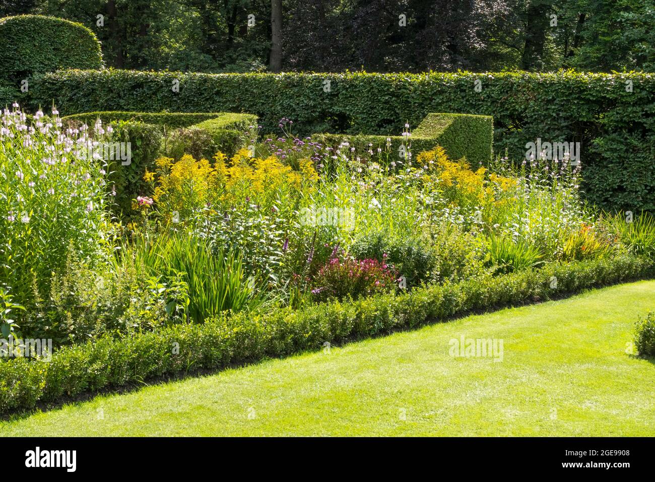 English landscape park garden hi-res stock photography and images - Alamy
