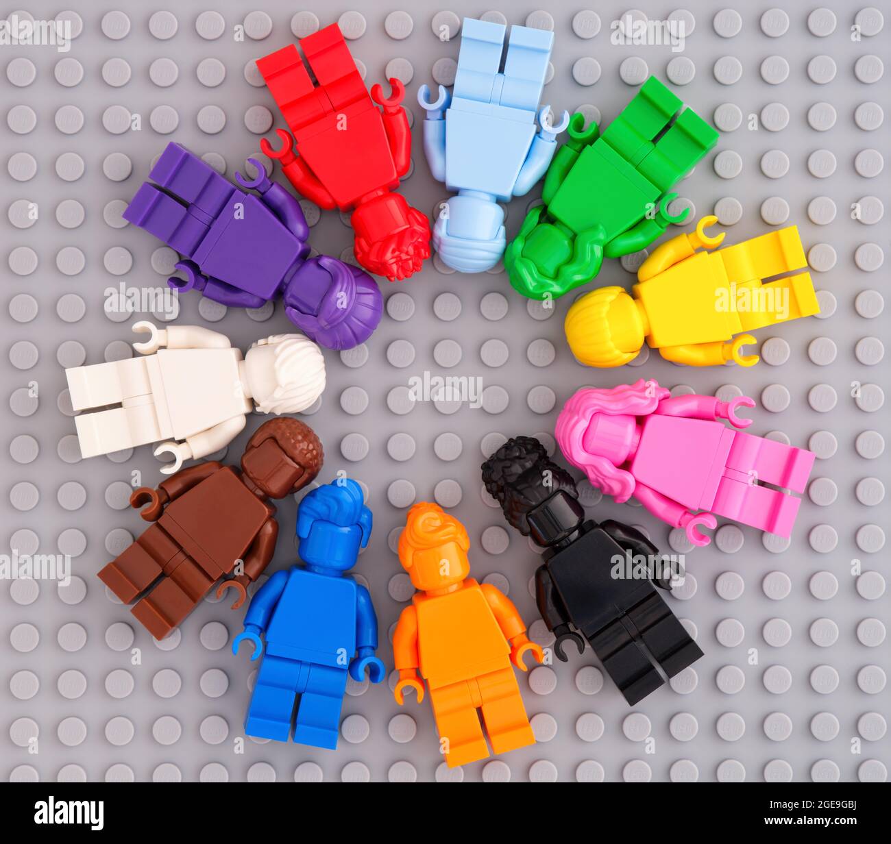 Tambov, Russian Federation -August 12, 2021 Eleven monochrome Lego  minifigures on gray baseplate background. Lego Everyone is Awesome set  Stock Photo - Alamy