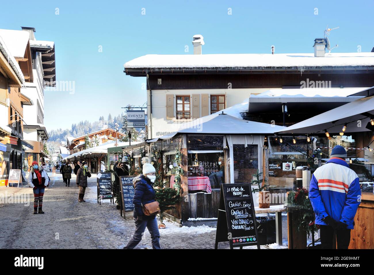 FRANCE, HAUTE-SAVOIE (74) MONT-BLANC COUNTRY, MEGEVE, PEDESTRIAN STREET DURING COVID19 TIME, TAKE AWAY AT RESTAURANT Stock Photo