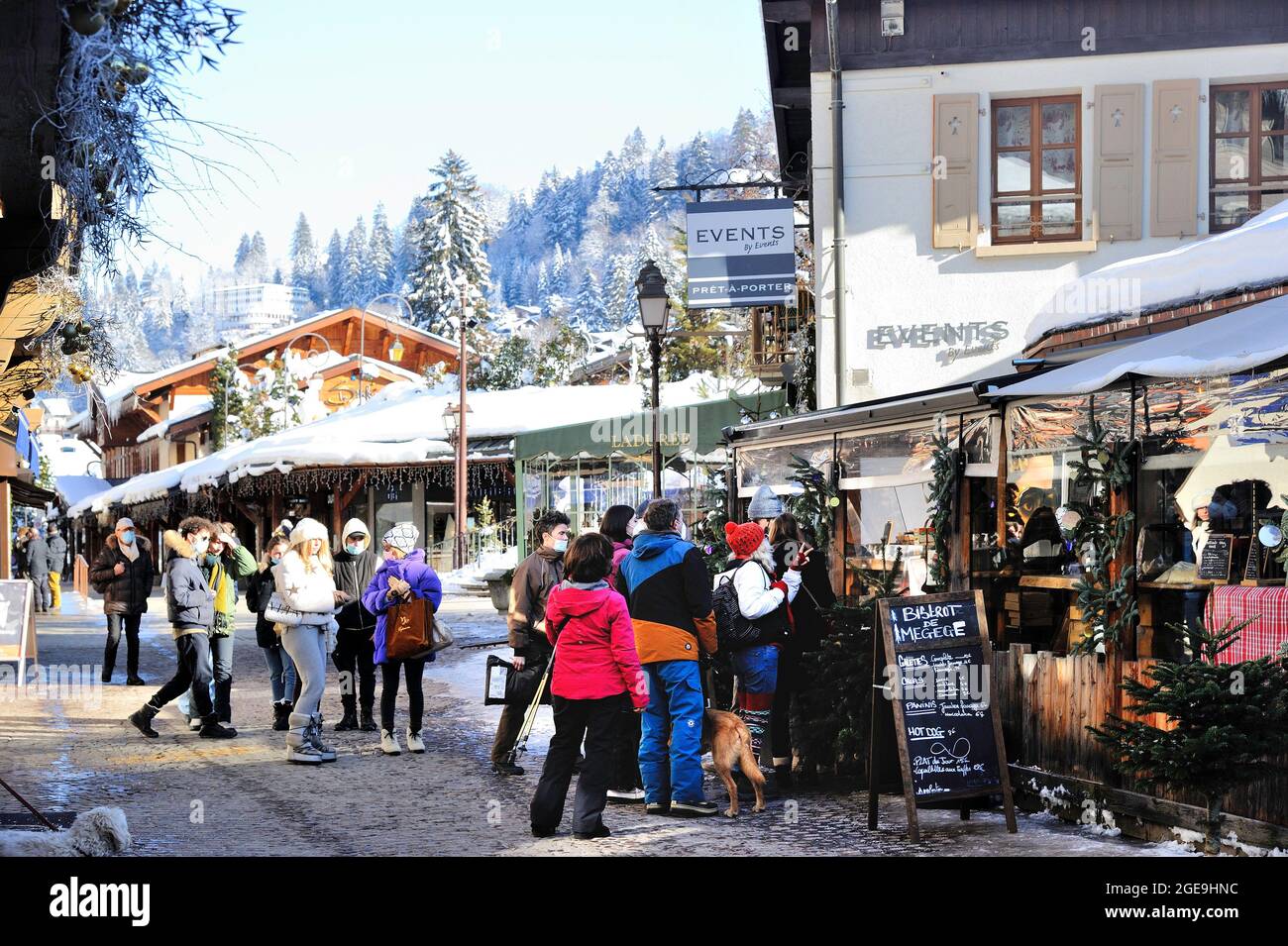 FRANCE, HAUTE-SAVOIE (74) MONT-BLANC COUNTRY, MEGEVE, PEDESTRIAN STREET DURING COVID19 TIME, TAKE AWAY AT RESTAURANT Stock Photo