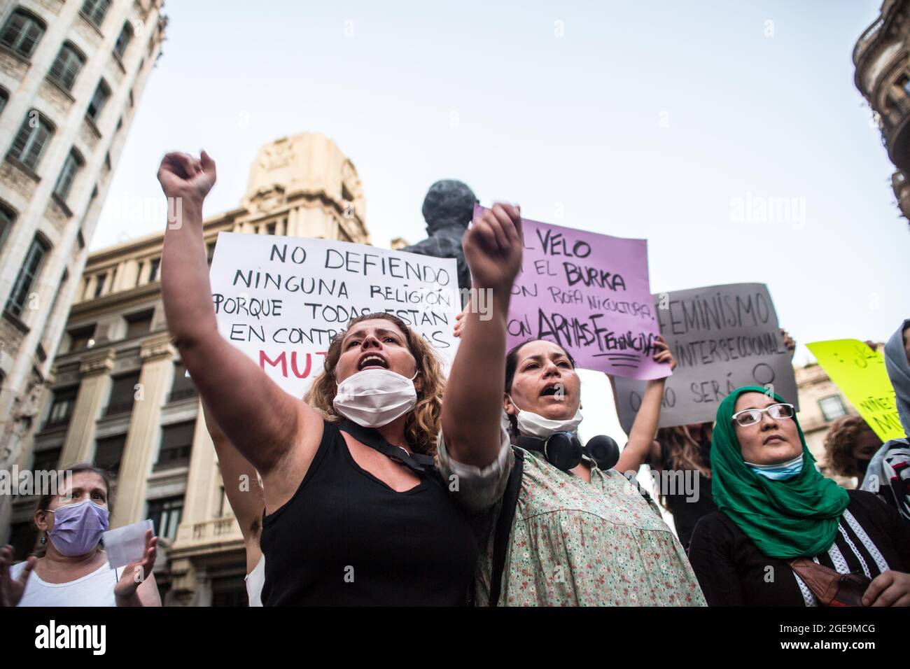 Barcelona, Catalonia, Spain. 17th Aug, 2021. Protesters are seen during demonstration.Around a hundred women have participated in a feminist demonstration in front of the United Nations headquarters in Barcelona to demand an urgent international response to protect Afghan women and girls. (Credit Image: © Thiago Prudencio/DAX via ZUMA Press Wire) Credit: ZUMA Press, Inc./Alamy Live News Stock Photo