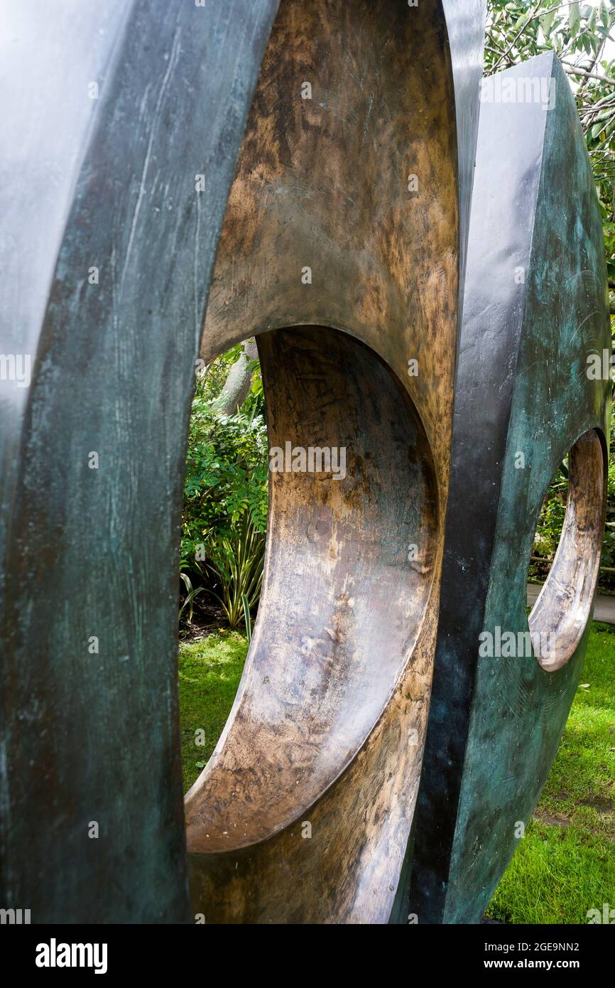 Two Forms (Divided Circle) 1969: Barbara Hepworth Sculpture Garden, St Ives, Cornwall Stock Photo