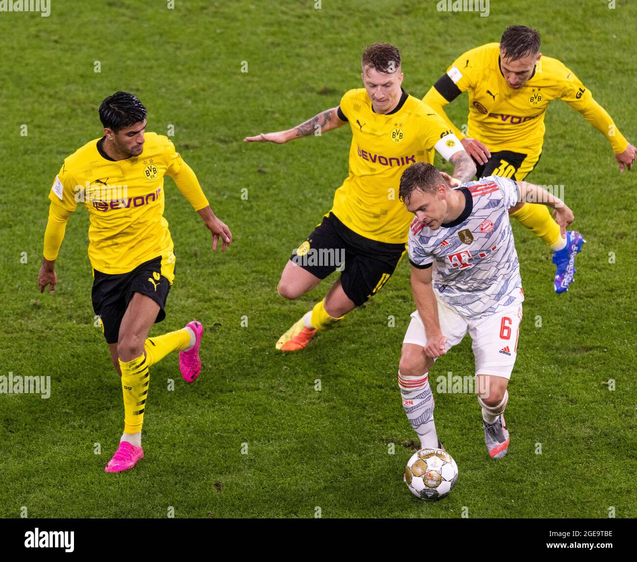 Joshua Kimmich (Muenchen) gegen Thomas Delaney (BVB), Marco Reus (BVB),  Felix Passlack (BVB) Borussia Dortmund - Bayern München 17.08.2021,  Fussball Stock Photo - Alamy