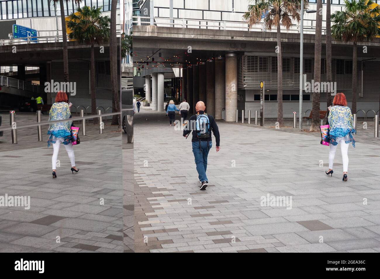 23.09.2019, Sydney, New South Wales, Australia - Everyday life scene with pedestrians and a big mirror at Darling Harbour. Stock Photo