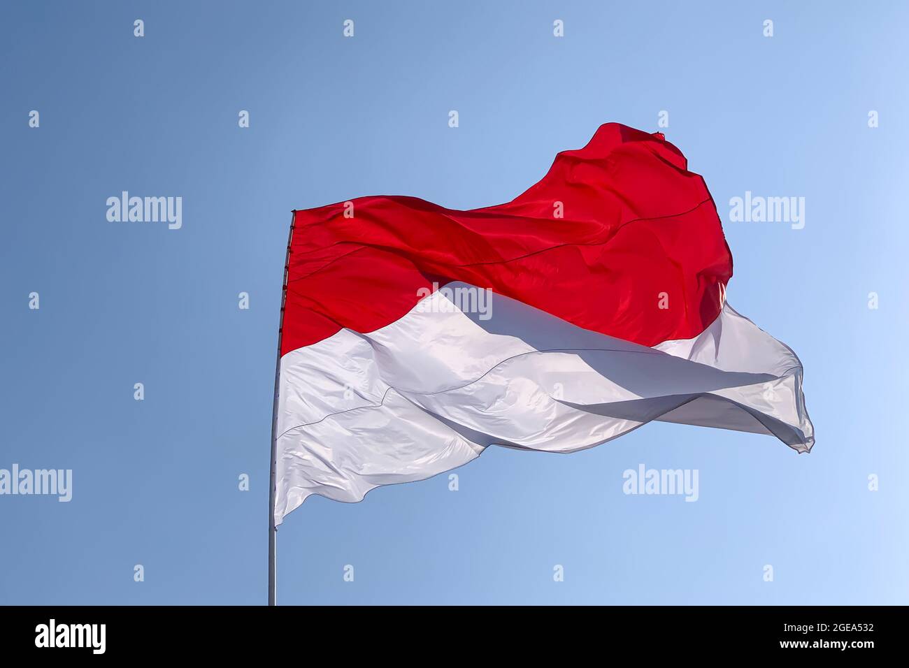 Quốc kỳ Indonesia với màu đỏ và trắng truyền thống mang lại cảm giác lạc quan, may mắn và sự tự do cho người xem. Monaco, một đất nước nhỏ bé tại châu Âu, có một quốc kỳ màu đỏ trên nền trắng, biểu tượng cho sự giàu có và xã hội lao động. Hãy xem hình ảnh liên quan để khám phá thêm về hai quốc gia này.