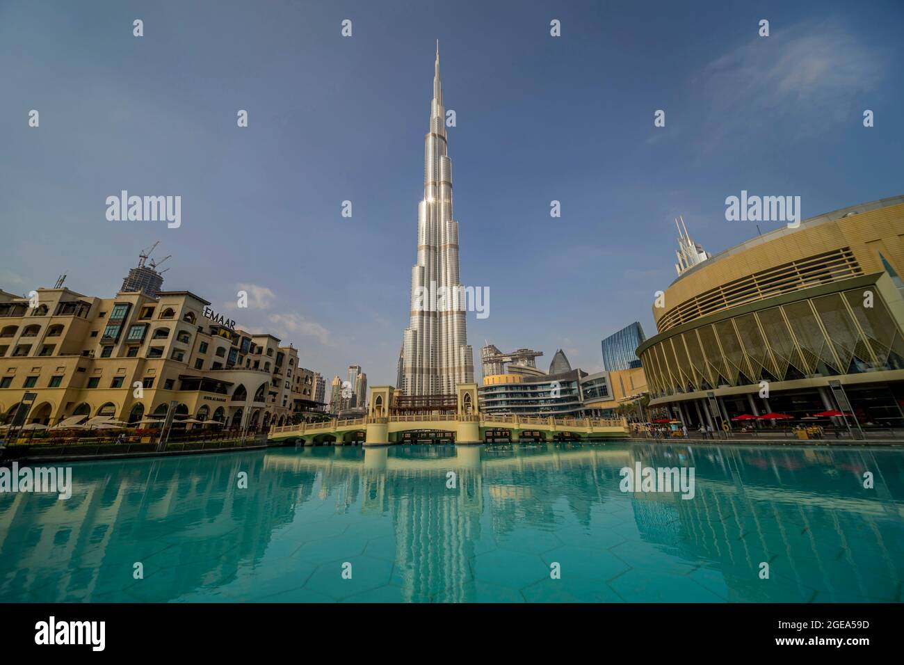 the-burj-khalifa-towers-over-the-desert-oasis-of-dubai-stock-photo-alamy