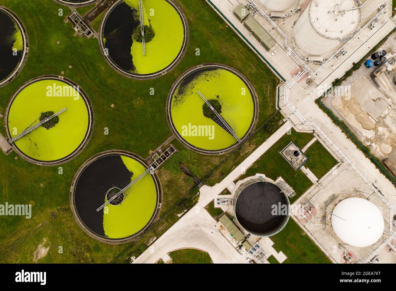 Aerial view of the tanks of a UK sewage and water treatment plant enabling the discharge and re-use of waste water Stock Photo