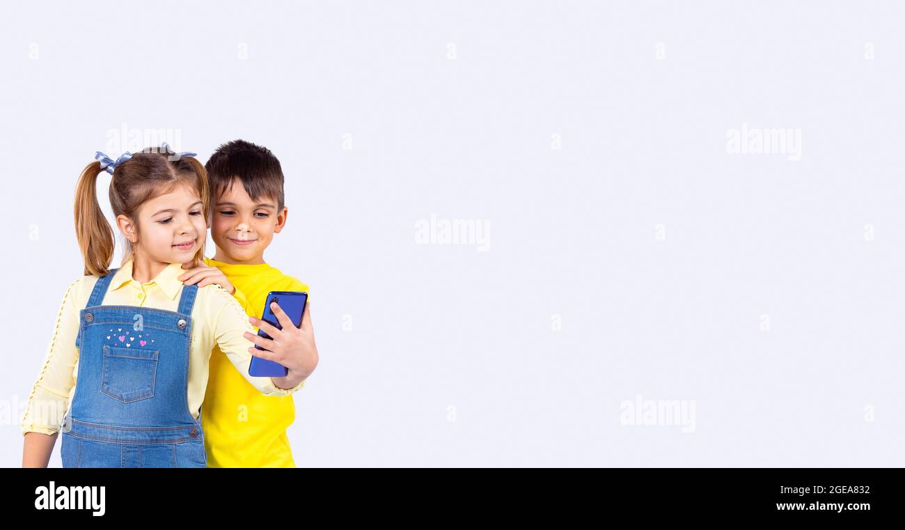 Приветствие мультяшное. Мальчик с девочкой делают 18. Мальчик с девочкой делают 18. Мальчик с девочкой делают 18. Мальчик с девочкой делают 18.