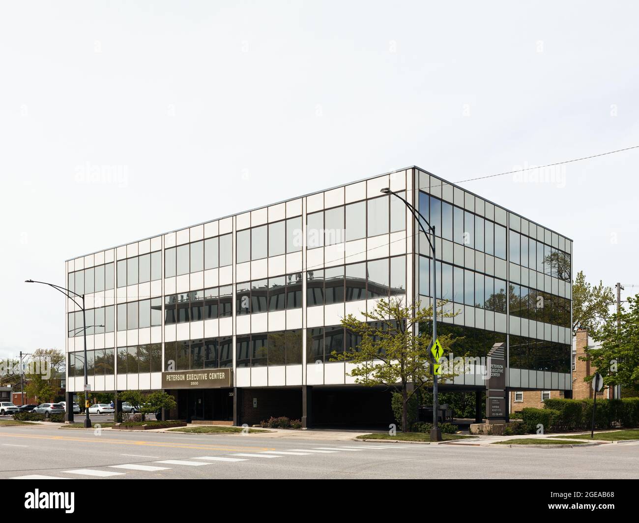 Modernist building on Peterson Avenue in Chicago Stock Photo