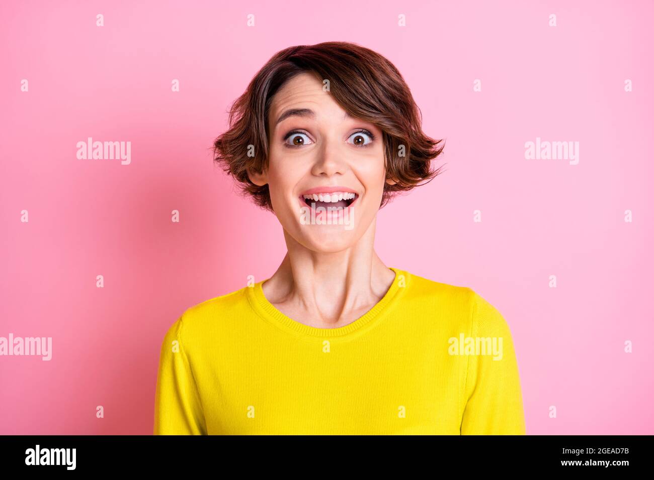 Photo portrait of smiling amazed surprised model wearing yellow clothes ...