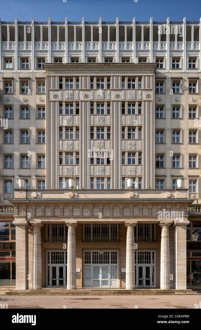 Berlin, Karl-Marx-Allee (ehem. Stalinallee), Wohnhaus Block C Nord zwischen Koppenstraße und Straße der Pariser Kommune, in der 2. Bauphase 1951-1958 Stock Photo