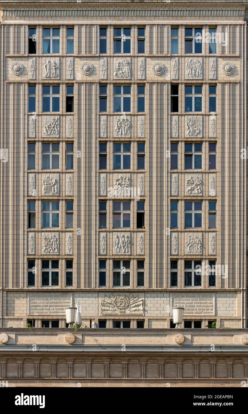 Berlin, Karl-Marx-Allee (ehem. Stalinallee), Wohnhaus Block C Nord zwischen Koppenstraße und Straße der Pariser Kommune, in der 2. Bauphase 1951-1958 Stock Photo