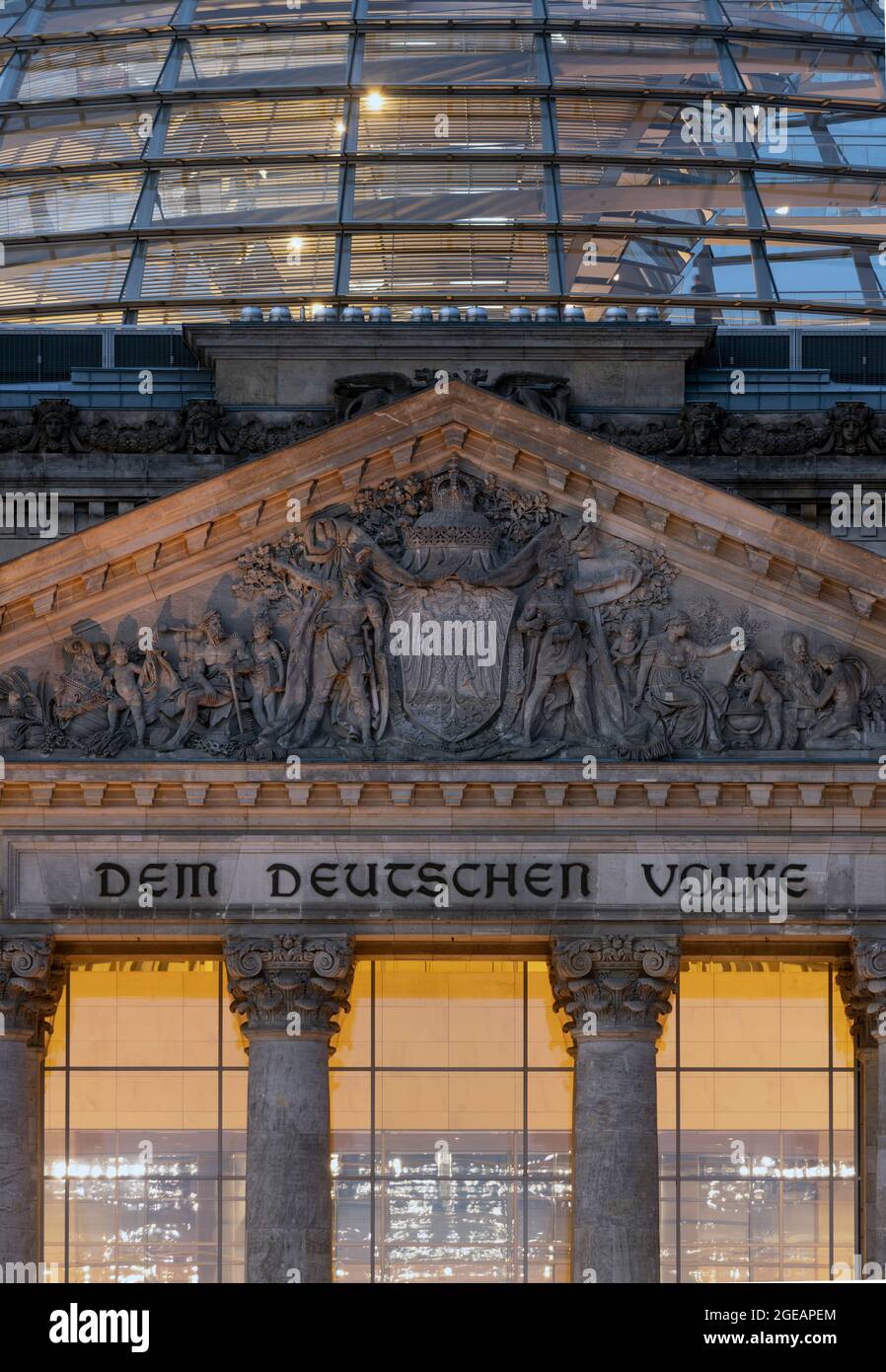 Berlin, Reichstagsgebäude von Westen in der Dämmerung Stock Photo