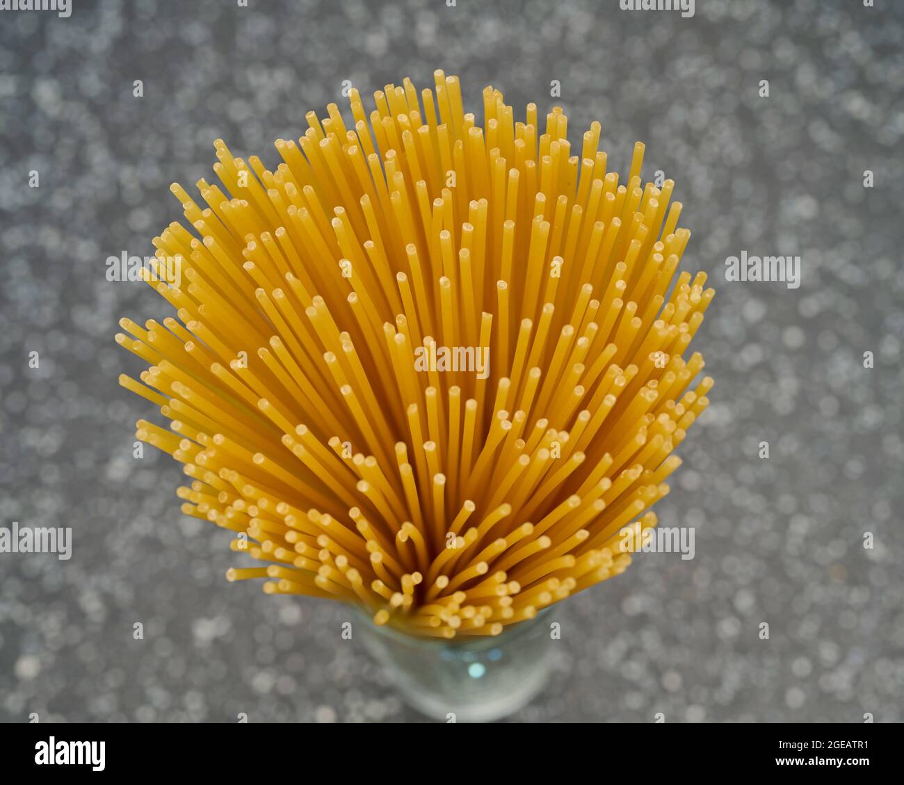 Food, Deutschland, trockene Spaghetti Nudeln stehend, von Oben fotografiert. Stock Photo