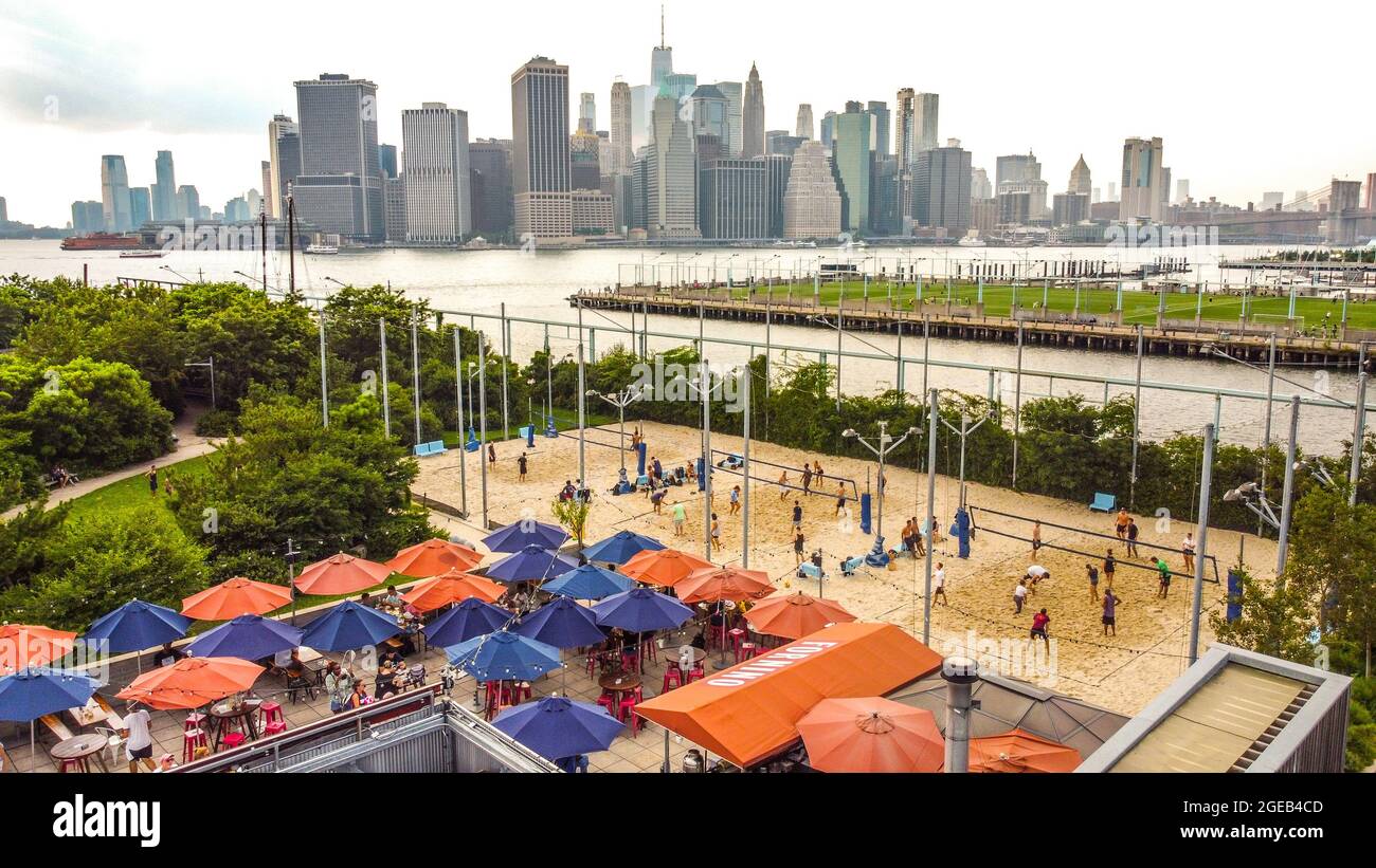 Brooklyn Bridge Park - Pier 6 - Beach Volleyball Courts, Brooklyn, New York, USA Stock Photo