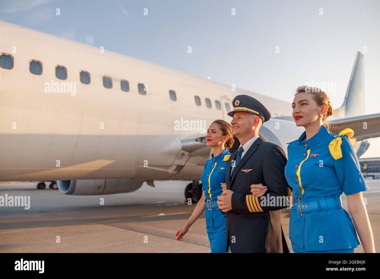 Male pilot female cabin crew hi-res stock photography and images - Alamy