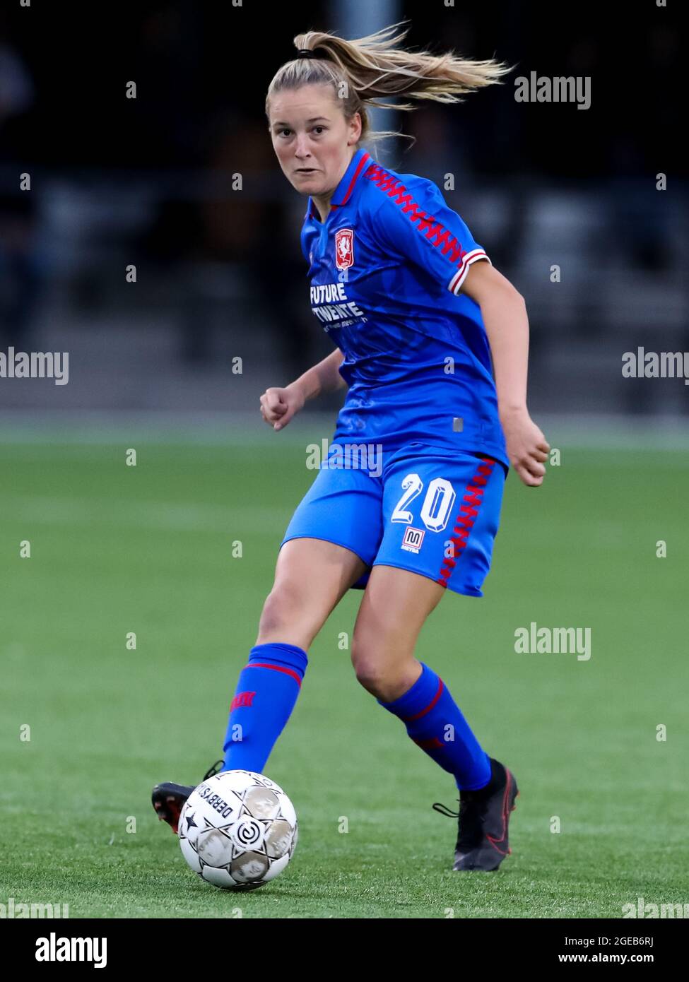 Indringing opstelling Stal ENSCHEDE, NETHERLANDS - AUGUST 18: Wieke Kaptein of FC Twente during the  UEFA Women's Champions League First Qualifying Round match between FC Twente  and FC Nike at Sportclub Enschede on August 18,
