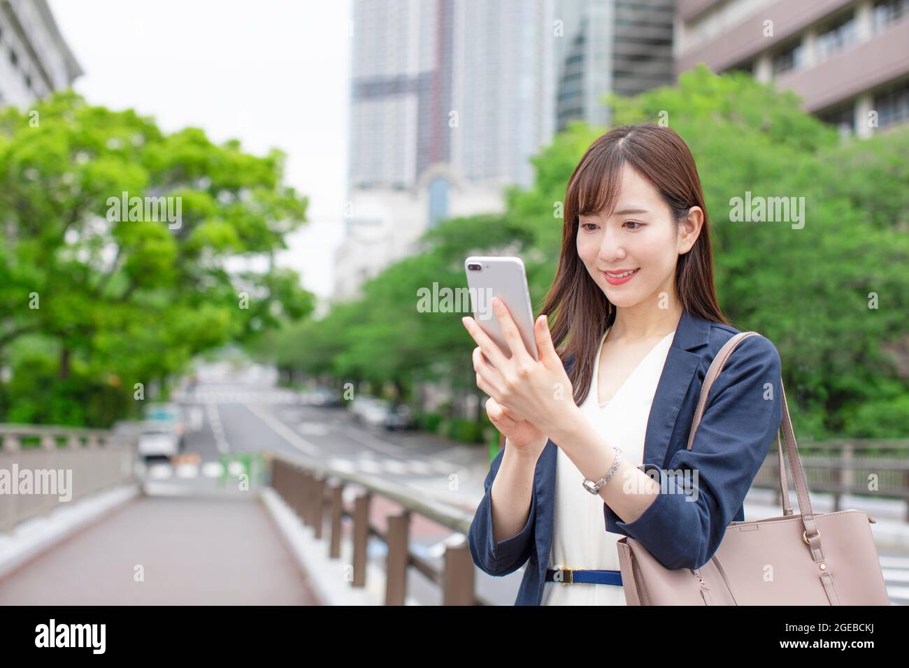 Japanese business woman downtown Stock Photo Alamy