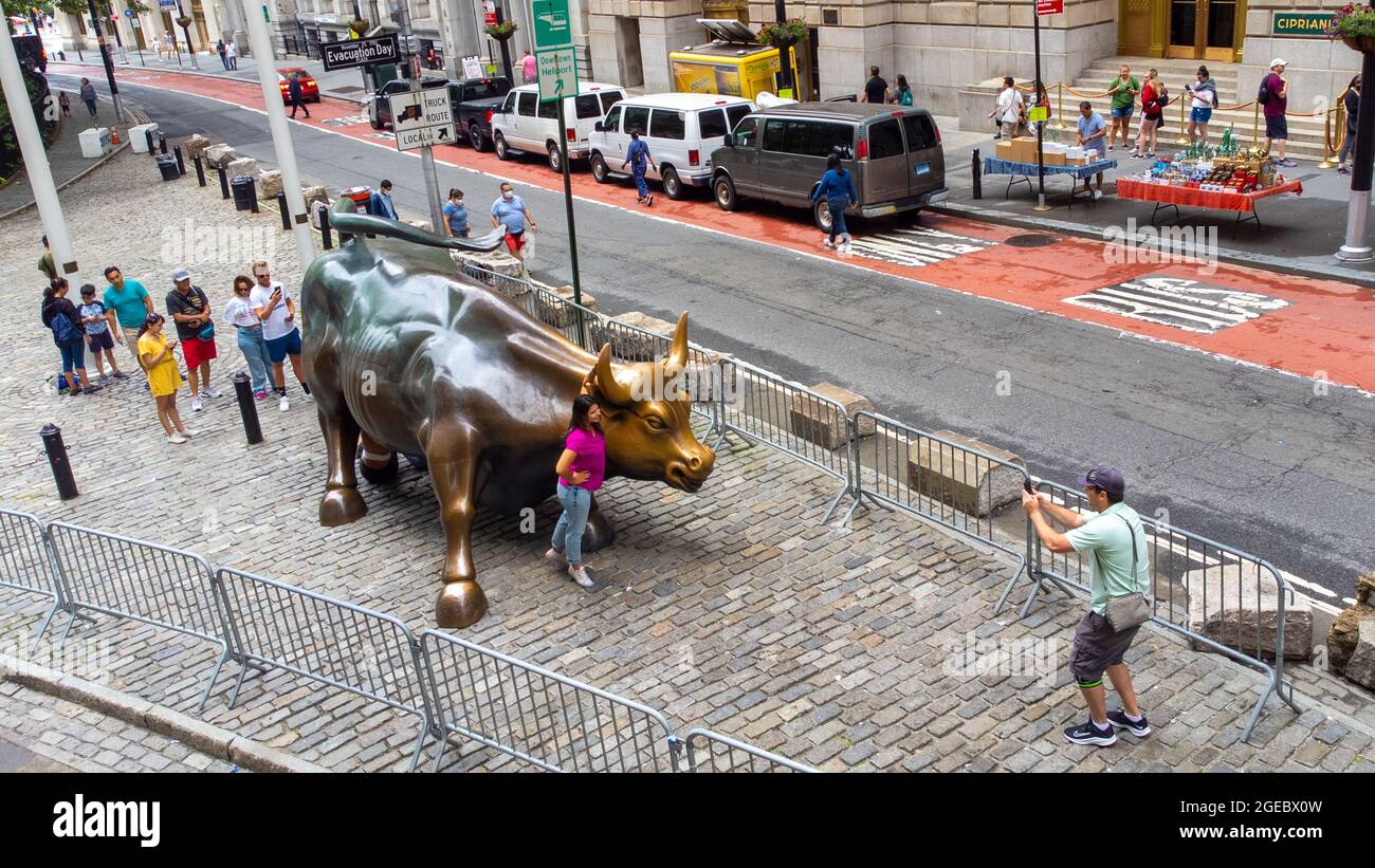 Charging Bull or Wall Street Bull statue, downtown Manhattan, New York City, NY, USA Stock Photo