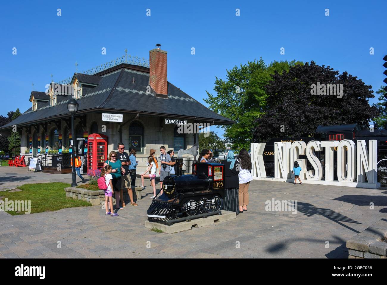 Kingston, Canada - August 15, 2021: The Kingston Ontario Visitor Information Centre, formerly a train station, with a sign for tourists to pose with, Stock Photo