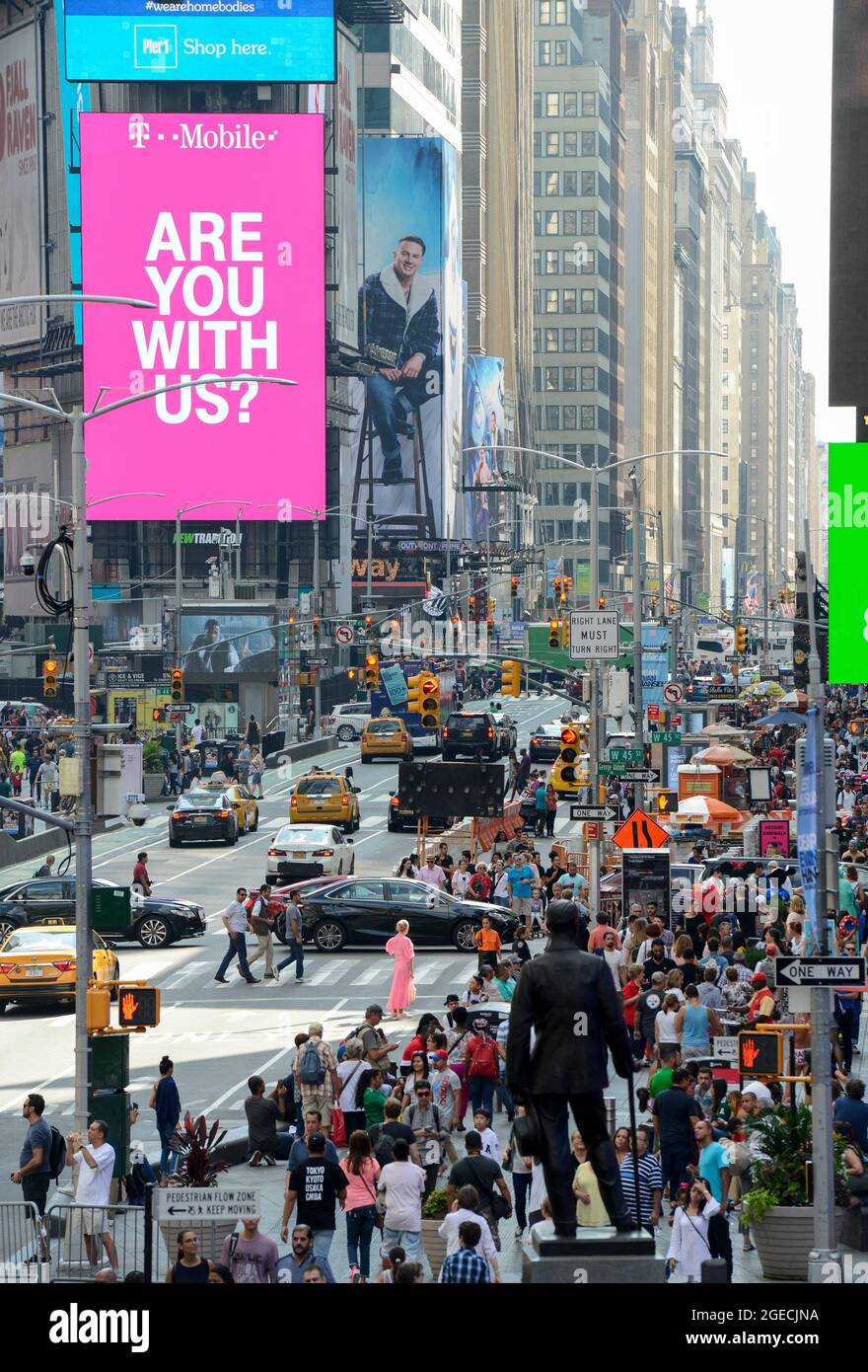 USA, New York City, Manhattan, traffic nd crowds at Time square at crossing Broadway und Seventh Avenue, german mobile service company T-Mobile advertising Stock Photo