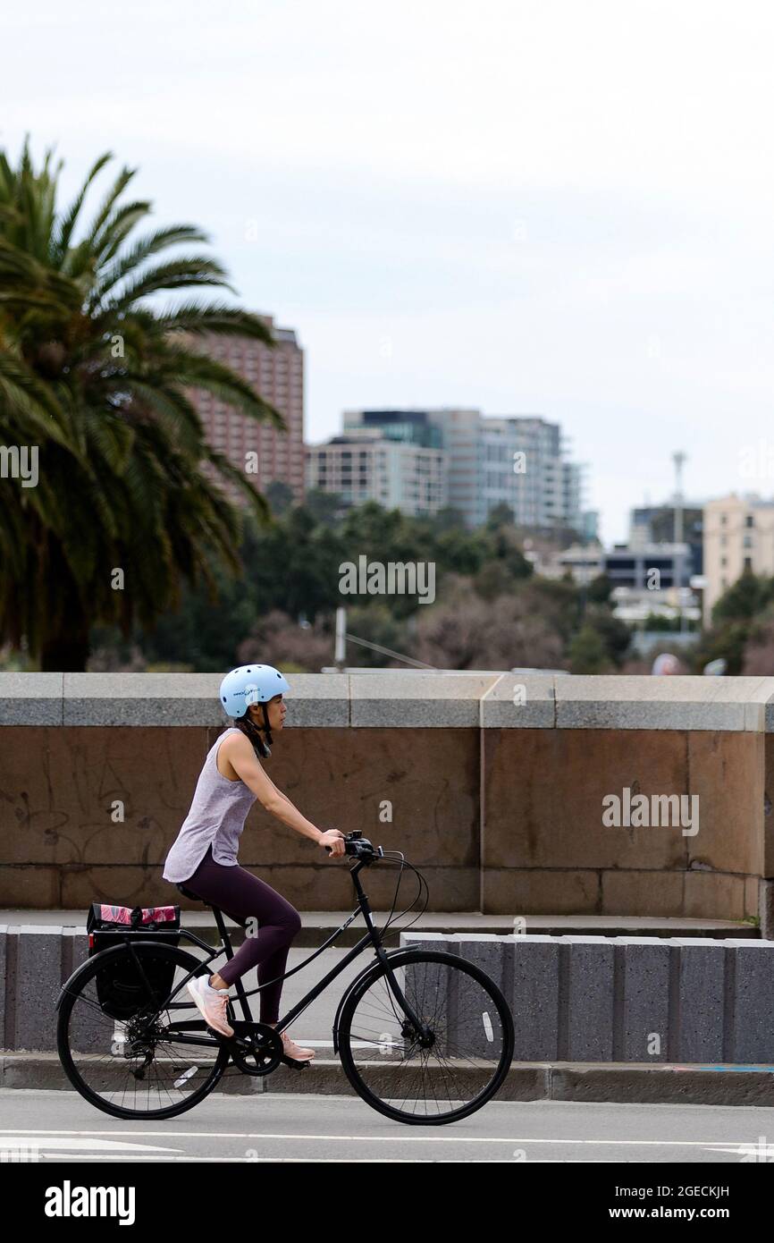 Melbourne, Australia, 2 September, 2020. Melbournians are seen enjoying their one hour a day of exercise along the Princes Bridge as hope of Stage 4 restrictions easing fades during COVID-19 in Melbourne, Australia. Premier Daniel Andrews Labor Government was given a six month extension to their State of Emergency Powers. Under these powers, the government need not justify their response to the pandemic or have to face any scrutiny. It risks the continuation of major events in Victoria and will plunge the state into the deepest recession not seen in 100 years. The government continues to push Stock Photo