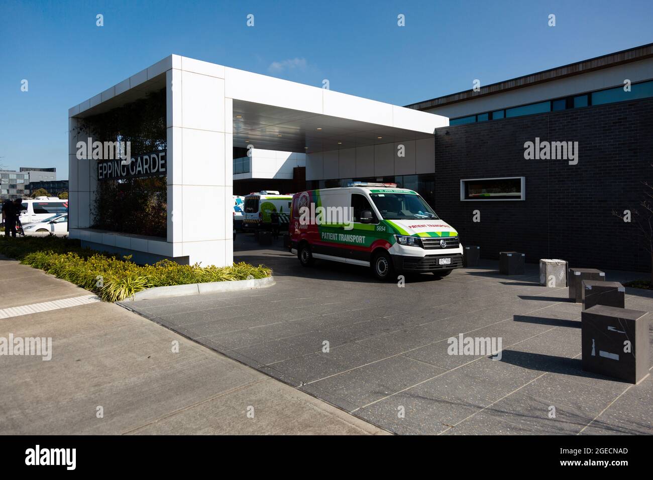 Melbourne, Australia, 29 July, 2020. A view of the main entrance of Epping Gardens Aged Care Facility as authorities rush to evacuate residents by ambulance. Staff at the Epping Gardens Aged Care facility, where there have been 83 COVID-19 cases and five deaths, have been stood down over an “extremely dangerous breach”.  Credit: Dave Hewison/Speed Media/Alamy Live News Stock Photo