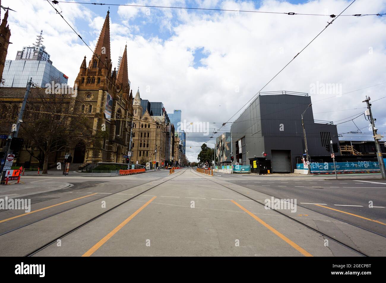 Melbourne, Australia, 6 August, 2020. A view of Flinders Street during COVID-19 in Melbourne, Australia. Stage 4 restrictions continue in Melbourne as work permits come into effect at midnight today. This comes as a further 471 new COVID-19 cases were uncovered overnight. Credit: Dave Hewison/Speed Media/Alamy Live News Stock Photo