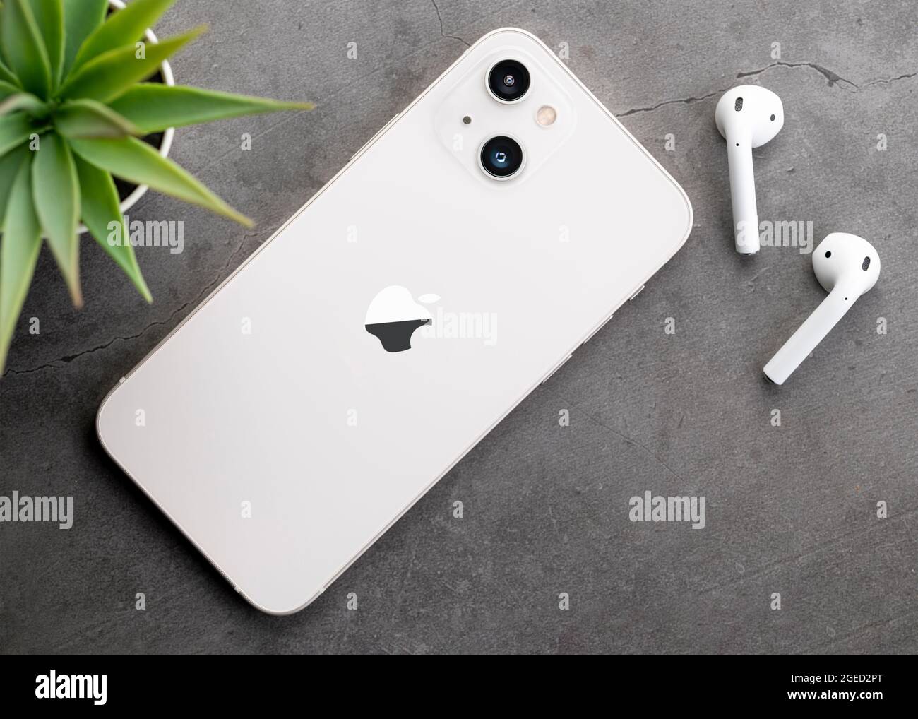 Airpods 2 hi-res stock photography and images - Alamy