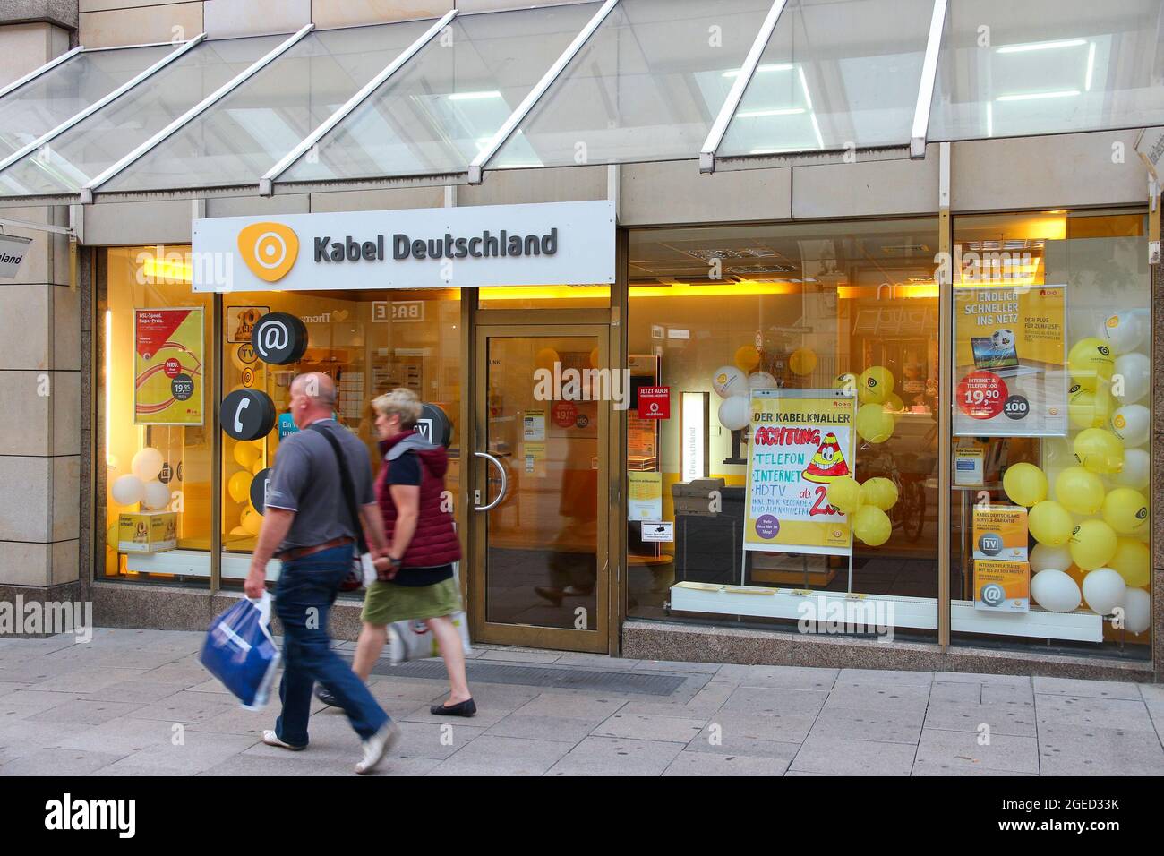 HAMBURG, GERMANY - AUGUST 28, 2014: People walk by Kabel Deutschland cable  TV store in Hamburg. The company is currently owned by Vodafone Group Stock  Photo - Alamy