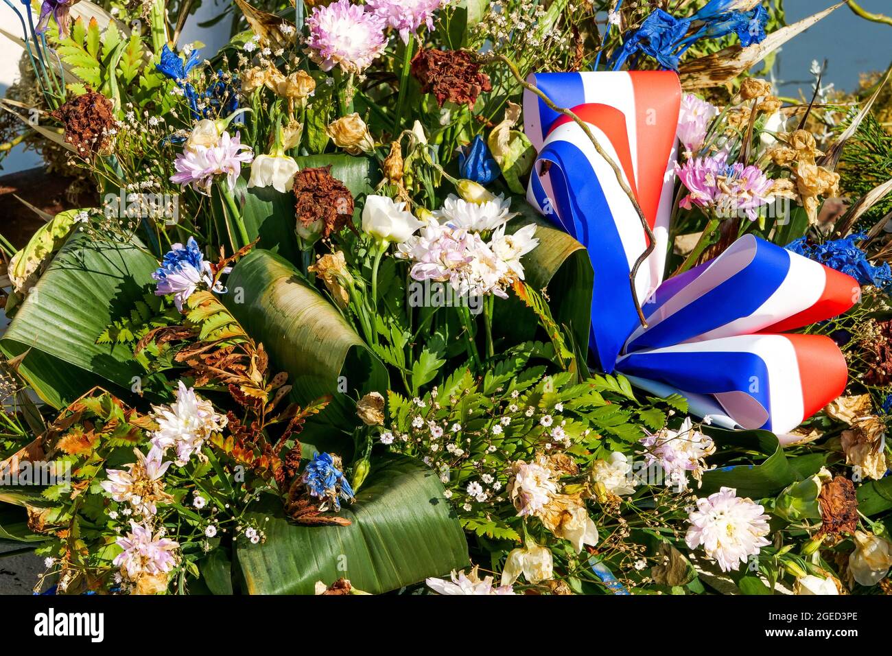 Spray of flowers laying at the 2nd French Armored Division Landings